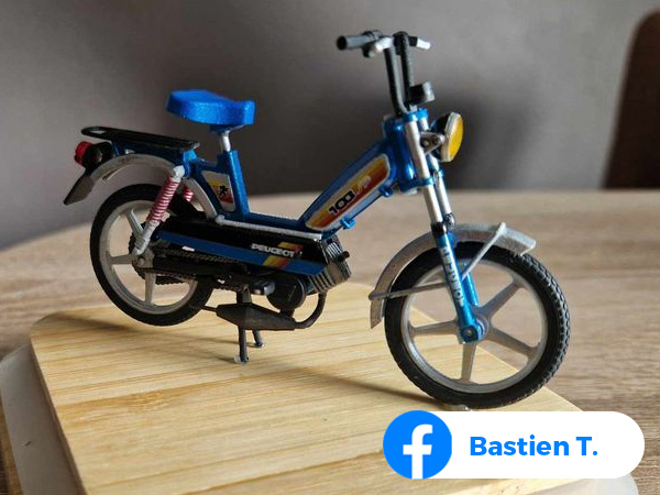 Maquette Peugeot 103 SP Bleue réalisée par Bastien